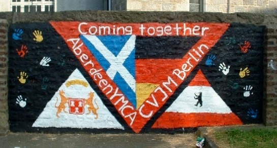 Jugendliche aus beiden CVJM gestalteten diese Mauer auf dem Grundstück des YMCA in Aberdeen während einer Freizeit.